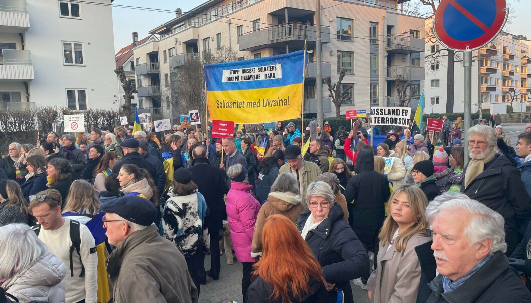 Mange møtte opp for å være til stede under avdukingen av skiltet "Ukrainas plass" rett ved Russlands ambassade på Skillebekk. Mange møtte opp for å være til stede under avdukingen av skiltet "Ukrainas plass" rett ved Russlands ambassade på Skillebekk.