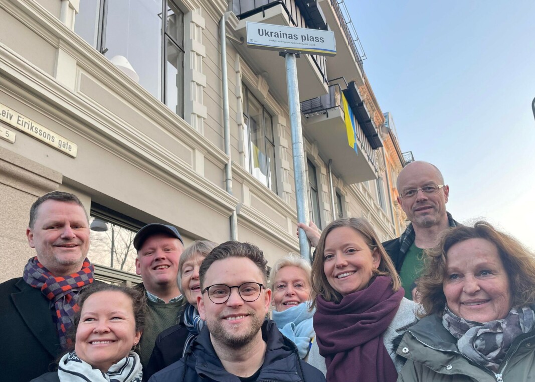 Et samlet Frogner bydelsutvalg foran skiltet (fra v.): Jens J. Lie, Mette Burkeland, Carl Henrik Bastiansen, Karin Beate Theodorsen, Bjarne Lagesen, Mette Langfeldt Sinding, Maja Karoline Rynning, Tore Wilken Nitter Walaker, Inger Huseby. Et samlet Frogner bydelsutvalg foran skiltet (fra v.): Jens J. Lie, Mette Burkeland, Carl Henrik Bastiansen, Karin Beate Theodorsen, Bjarne Lagesen, Mette Langfeldt Sinding, Maja Karoline Rynning, Tore Wilken Nitter Walaker, Inger Huseby.