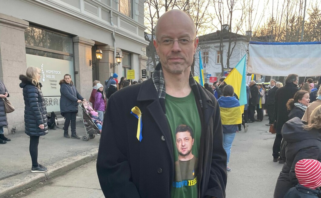 Venstre-politiker Tore Wilken Nitter Walaker stilte med hjemmelaget silkesløyfe i ukrainske farger og Ukrainas president Volodymyr Zelenskyj avbildet på t-skjorte.