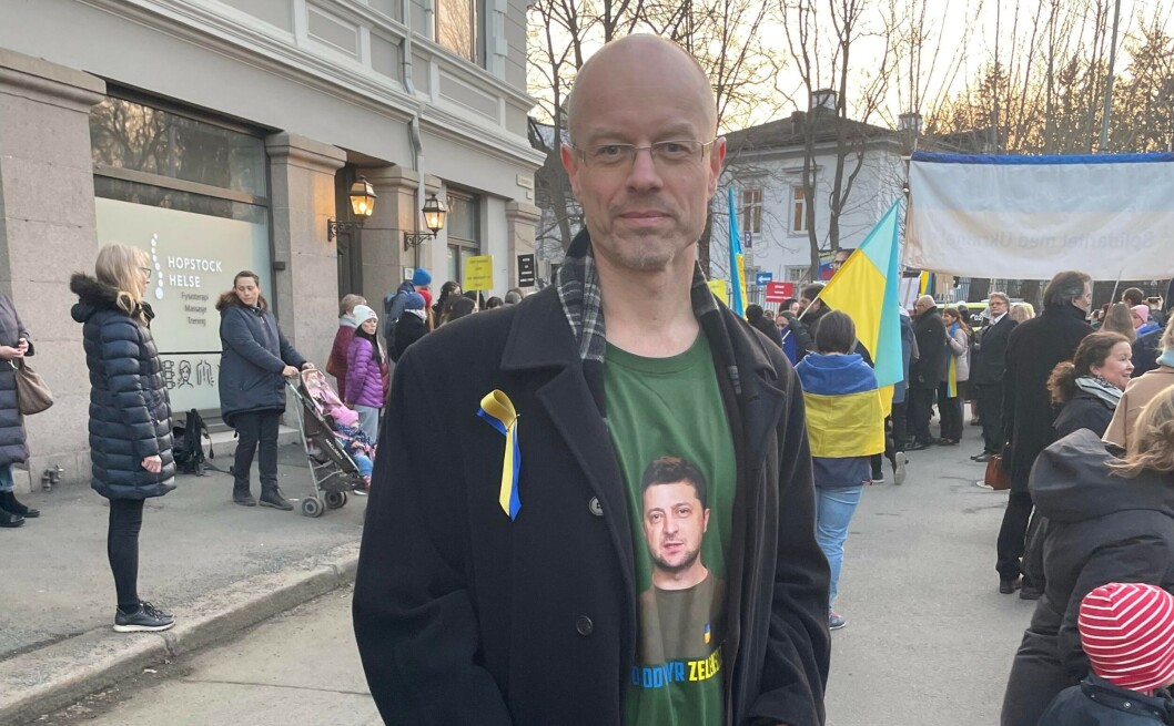 Venstre-politiker Tore Wilken Nitter Walaker stilte med hjemmelaget silkesløyfe i ukrainske farger og Ukrainas president Volodymyr Zelenskyj avbildet på t-skjorte. Venstre-politiker Tore Wilken Nitter Walaker stilte med hjemmelaget silkesløyfe i ukrainske farger og Ukrainas president Volodymyr Zelenskyj avbildet på t-skjorte.