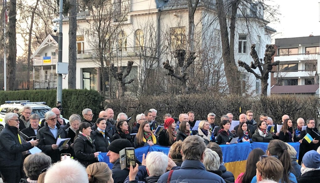 Korene FolkeMelodi og Sangselskabet Guldbergs Akademiske kor. Det var Guldbergs som kontaktet bydelen og foreslo å synge på Ukrainas plass. Guldbergs inviterte FolkeMelodi til å delta. De har arrangert notene, som også er delt med en rekke andre kor. Korene FolkeMelodi og Sangselskabet Guldbergs Akademiske kor. Det var Guldbergs som kontaktet bydelen og foreslo å synge på Ukrainas plass. Guldbergs inviterte FolkeMelodi til å delta. De har arrangert notene, som også er delt med en rekke andre kor.