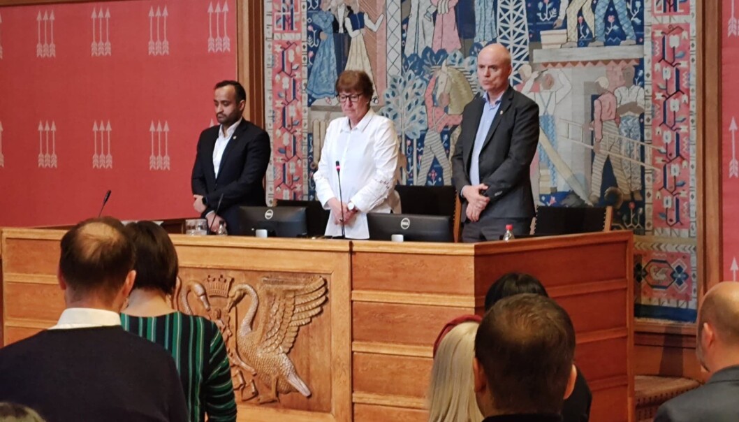 Ett minutts stillhet i bystyret. Fra v. varaordfører Abdullah Alsabeegh (Ap), ordfører Marianne Borgen (SV) og direktør for bystyrets sekretariat Lars Arne Ryssdal. Ett minutts stillhet i bystyret. Fra v. varaordfører Abdullah Alsabeegh (Ap), ordfører Marianne Borgen (SV) og direktør for bystyrets sekretariat Lars Arne Ryssdal.