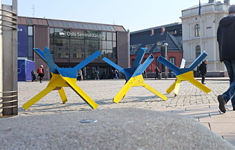 En kunstner har plassert ut stridsvognsperrer i blått og gult på Oslo S. — Ukrainerne slåss også for oss