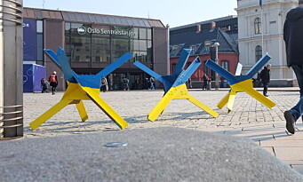 En kunstner har plassert ut stridsvognsperrer i blått og gult på Oslo S. — Ukrainerne slåss også for oss