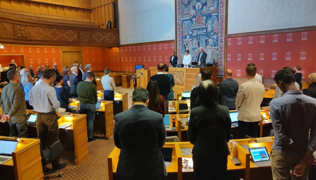 Samtlige av Oslos 59 bystyrerepresentanter markerte solidaritet med Ukraina og holdt ett minutts stillhet ved møtestart onsdag ettermiddag..