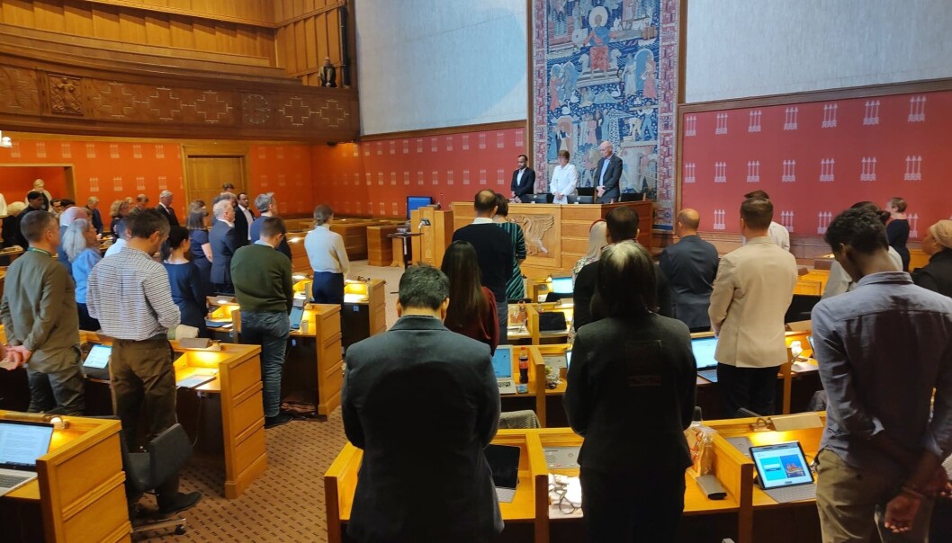 Samtlige av Oslos 59 bystyrerepresentanter markerte solidaritet med Ukraina og holdt ett minutts stillhet ved møtestart onsdag ettermiddag.. Samtlige av Oslos 59 bystyrerepresentanter markerte solidaritet med Ukraina og holdt ett minutts stillhet ved møtestart onsdag ettermiddag..
