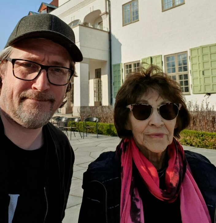 Ståle Tvete Vollan og svigermor Gunnvor Istad foran Holocaustsenteret.