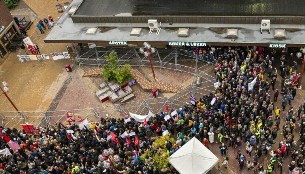 Slik så det ut på Tøyen torg i 2019: I venstre hjørne står noen få aksjonister fra Sian. På motsatt side av politisperringene har et tusentalls motdemonstranter møtt opp. Slik så det ut på Tøyen torg i 2019: I venstre hjørne står noen få aksjonister fra Sian. På motsatt side av politisperringene har et tusentalls motdemonstranter møtt opp.