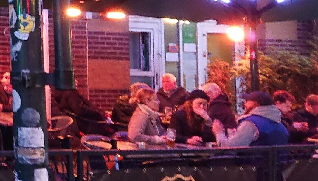 Det er liv på Bob's en fredags kveld. Det er liv på Bob's en fredags kveld.