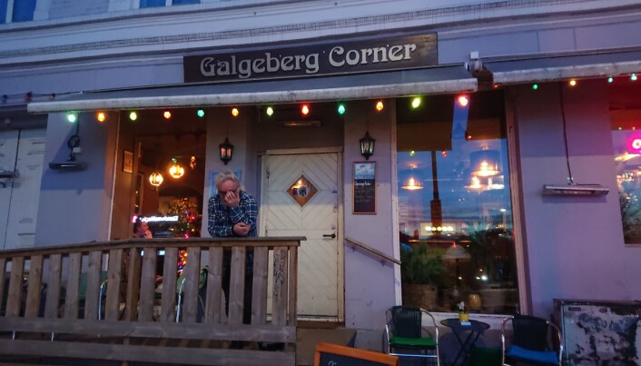 Stamgjest og sigarett på Galgeberg. Stamgjest og sigarett på Galgeberg.