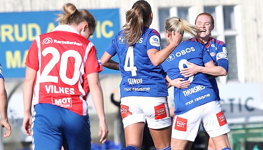Vålerenga-damene er fortsatt best i byen. Her gratuleres Elise Thorsnes av lagkaptein Stine Ballisager Pedersen etter 1-1-scoringen mot Lyn søndag. Vålerenga-damene er fortsatt best i byen. Her gratuleres Elise Thorsnes av lagkaptein Stine Ballisager Pedersen etter 1-1-scoringen mot Lyn søndag.