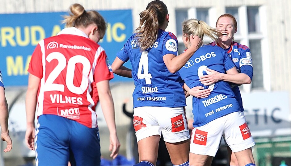 Vålerenga-damene er fortsatt best i byen. Her gratuleres Elise Thorsnes av lagkaptein Stine Ballisager Pedersen etter 1-1-scoringen mot Lyn søndag.
