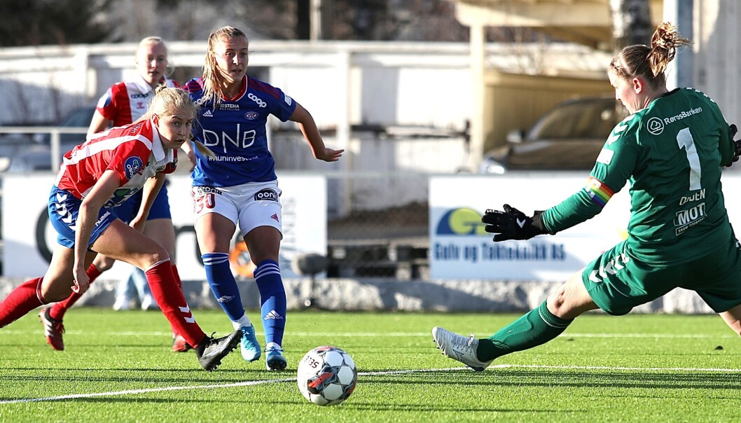 I andre omgang var det nesten bare ett lag på banen i lokalderbyet. Her er Stine Brekken farlig frampå mot Lyn-keeper Kirvil Odden. I andre omgang var det nesten bare ett lag på banen i lokalderbyet. Her er Stine Brekken farlig frampå mot Lyn-keeper Kirvil Odden.