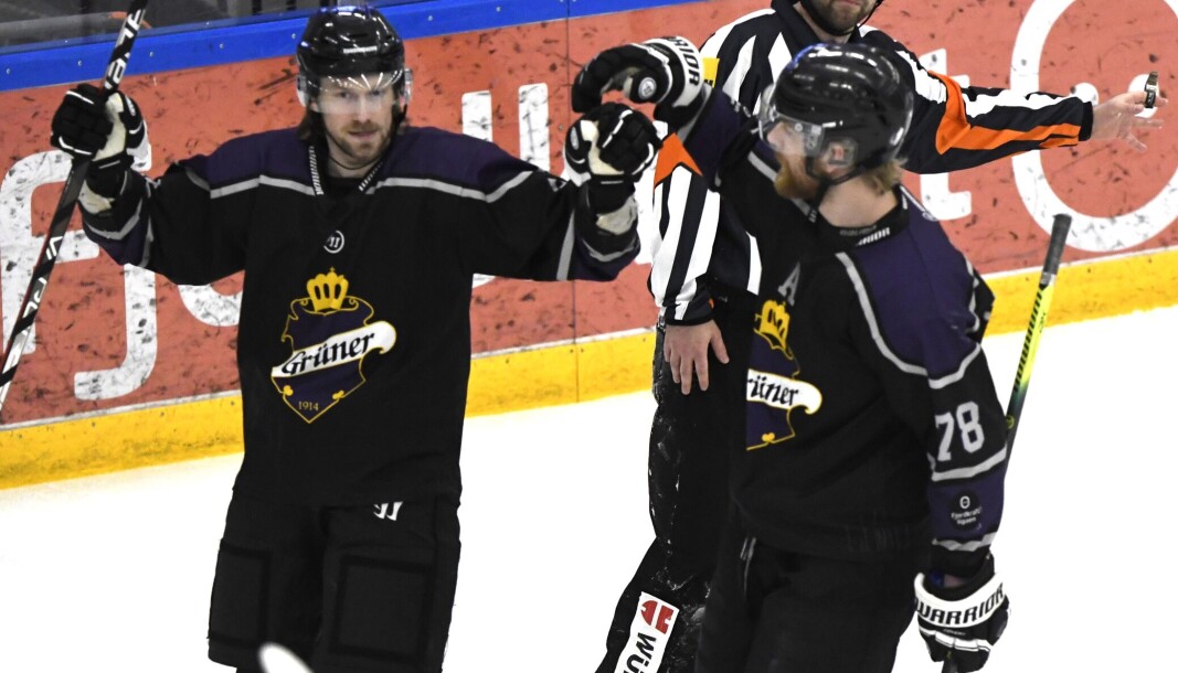 Grüners Tim Robin JOhnsgård (t.v) og Sean-Michel Sunnqvist jubler etter den viktige 6-2-seier over Comet tirsdag kveld. Grüners Tim Robin JOhnsgård (t.v) og Sean-Michel Sunnqvist jubler etter den viktige 6-2-seier over Comet tirsdag kveld.