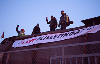 22 aktivister fra Extinction Rebellion har lenket seg til tog med flybensin på Sjursøya terminal