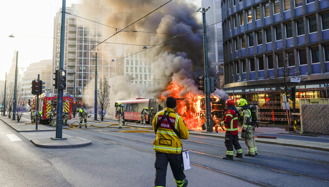 Det er fortsatt for tidlig å si noe om hendelsesforløpet, sier Oslo-politiet.  Trolig var bussen i bevegelse da brannen brøt ut, og det var passasjerer i flyet.