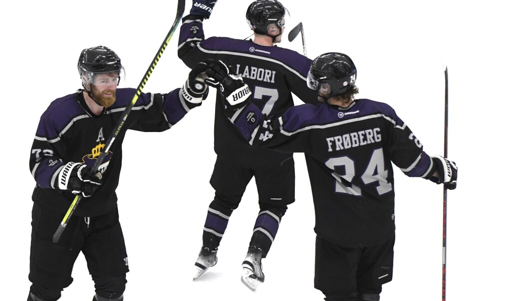 Sean-Michel Sunnqvist, Sebastian Laborri Christiansen og Sander Frøberg jubler etter at Grüner har fått nok en sesong i norsk hockeys eliteserie. Sean-Michel Sunnqvist, Sebastian Laborri Christiansen og Sander Frøberg jubler etter at Grüner har fått nok en sesong i norsk hockeys eliteserie.