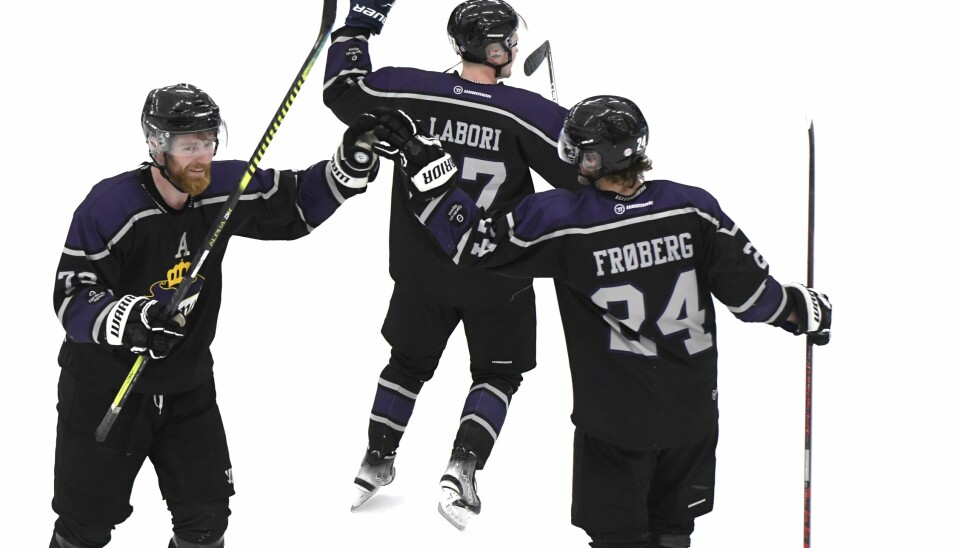 Sean-Michel Sunnqvist, Sebastian Laborri Christiansen og Sander Frøberg jubler etter at Grüner har fått nok en sesong i norsk hockeys eliteserie.