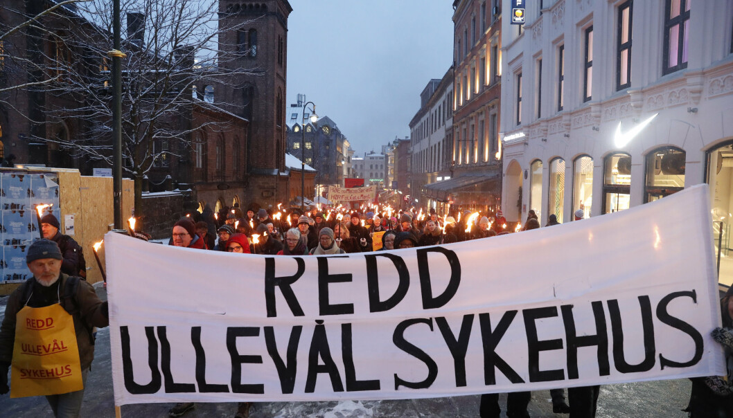 Fagbevegelsen med LO Oslo i spissen gikk i 2019 i fakkeltog mot de statlige planene om å legge ned Ullevål sykehus. Et samlet medisinsk fagmiljø ved sykehuset gikk også i toget. Fagbevegelsen med LO Oslo i spissen gikk i 2019 i fakkeltog mot de statlige planene om å legge ned Ullevål sykehus. Et samlet medisinsk fagmiljø ved sykehuset gikk også i toget.