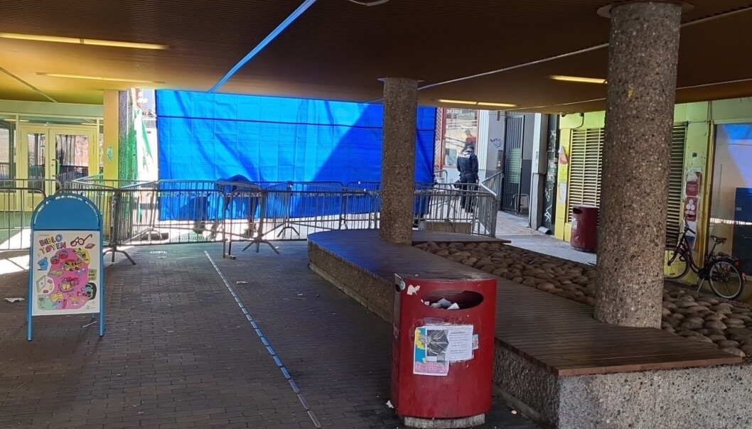 Her har politiet sperret og dekket til inngangen til Tøyen torg fra Hagegata før SIAN holder sin markering. Kun et par hundre meter unna arrangeres motmarkering i Kolstadgata 1. Her har politiet sperret og dekket til inngangen til Tøyen torg fra Hagegata før SIAN holder sin markering. Kun et par hundre meter unna arrangeres motmarkering i Kolstadgata 1.