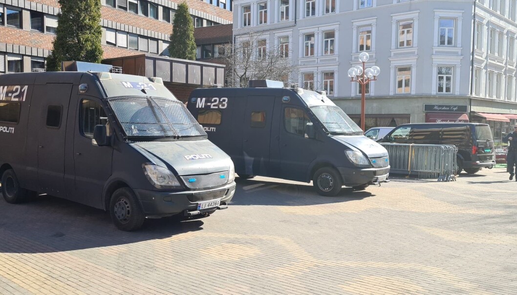 Politiets biler med gitter over forntrutene er på plass ved Tøyen torg. Politiets biler med gitter over forntrutene er på plass ved Tøyen torg.