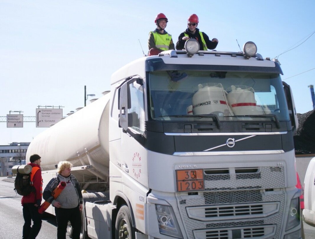 Extinction Rebellion på en av tankbilene ved Sjursøya. — Vii stoppe olja med våre egne kropper, for å vise alvoret, sier en av aksjonistene, Jesper Lagerman. Extinction Rebellion på en av tankbilene ved Sjursøya. — Vii stoppe olja med våre egne kropper, for å vise alvoret, sier en av aksjonistene, Jesper Lagerman.