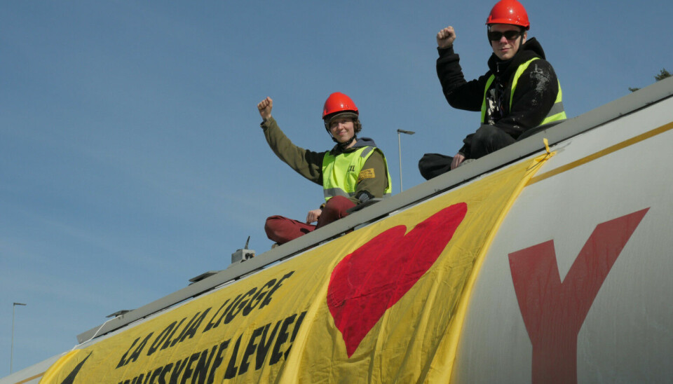 Aksjonister fra Extinction Rebellion på toppen av en av tankbilene som blokkeres på Sjursøya lørdag.