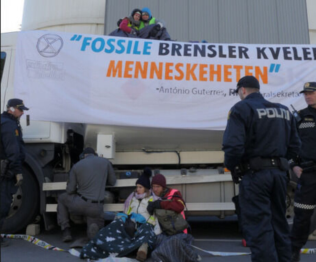 Politiet kutter løs aktivister fra Extinction Rebellion som er lenket til en tankbil på Sjursøya. Politiet kutter løs aktivister fra Extinction Rebellion som er lenket til en tankbil på Sjursøya.