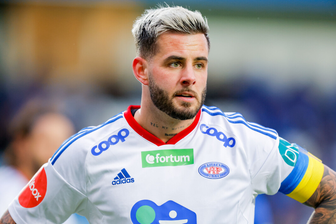 Mye har handlet om Aron Dønnums comeback for gamleklubben Vålerenga den siste tiden. Men serieåpningen mot Molde ble helsvart for VIF-spilleren. Mye har handlet om Aron Dønnums comeback for gamleklubben Vålerenga den siste tiden. Men serieåpningen mot Molde ble helsvart for VIF-spilleren.