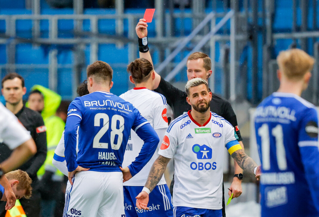Med gult kort fra første omgang så Aron Dønnum rødt da kampen mot Molde gikk til overtid. Med gult kort fra første omgang så Aron Dønnum rødt da kampen mot Molde gikk til overtid.