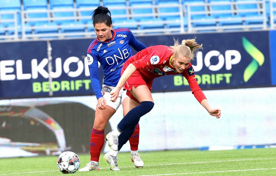 Vålerenga-forsvaret har imponert denne sesongen. Her setter midtbaneanker Dejana Stefanovic et tydelig merke på en Røa-spiller.