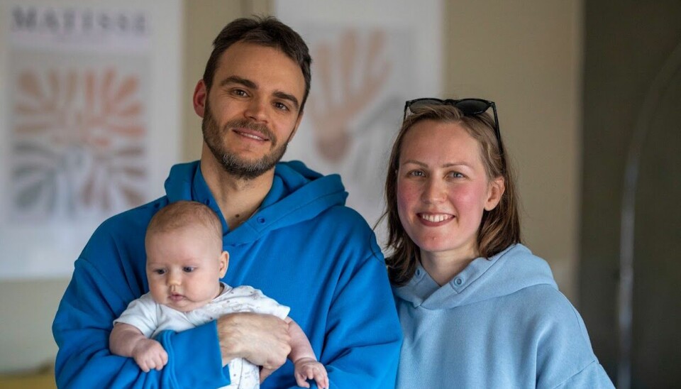 Russiske Semjon Terehhov (36) og Anna Stroganova (31) koser seg med sin to måneder gamle baby på Skøyen, til tross for vanskelige tider.