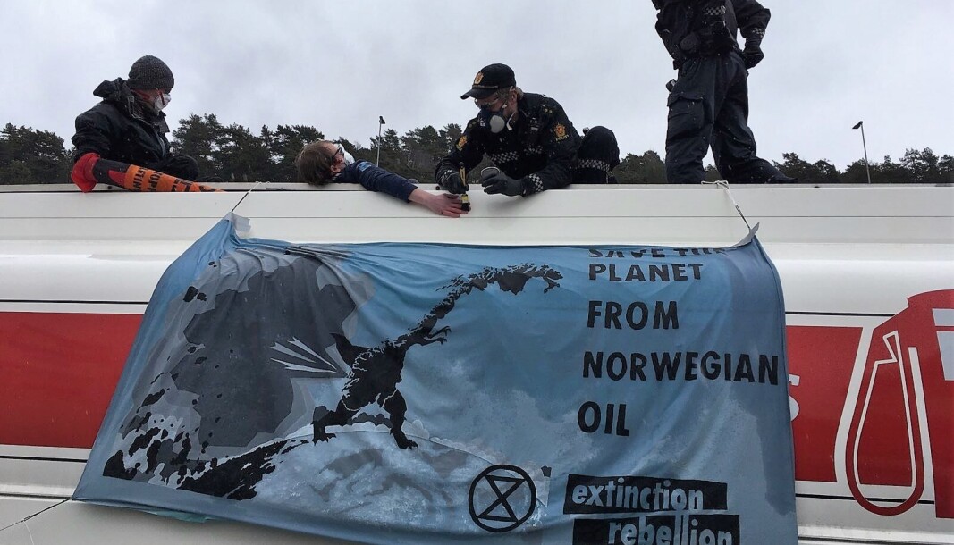 Vi står overfor den verste perioden med lidelse og urett i menneskehetens historie. Støre-regjeringa vil fortsette å profitere på denne lidelsen inn i en kollapsende verden, mener Vebjørn Bjelland Berg (26), talsperson for «Stopp Oljeletinga!» Vi står overfor den verste perioden med lidelse og urett i menneskehetens historie. Støre-regjeringa vil fortsette å profitere på denne lidelsen inn i en kollapsende verden, mener Vebjørn Bjelland Berg (26), talsperson for «Stopp Oljeletinga!»