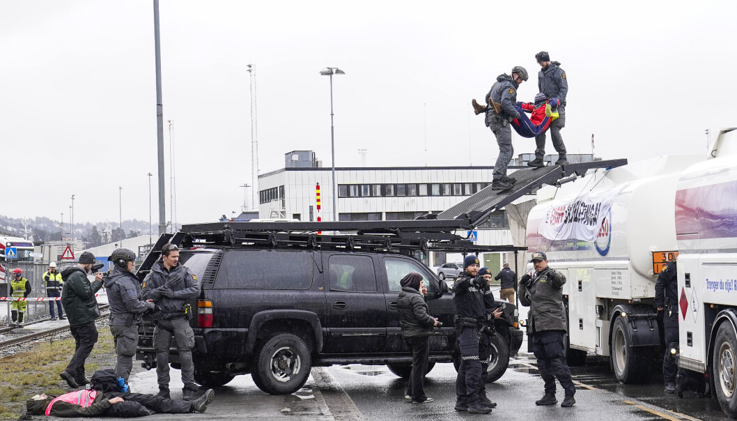 Politiet fjerner mandag aksjonister fra Extinction Rebellion Norge som stenger for transporten ut av Sjursøya oljeterminal. Politiet fjerner mandag aksjonister fra Extinction Rebellion Norge som stenger for transporten ut av Sjursøya oljeterminal.