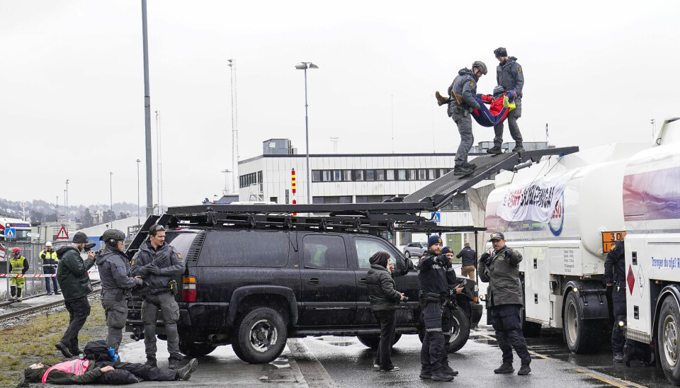 Politiet fjerner mandag aksjonister fra Extinction Rebellion Norge som stenger for transporten ut av Sjursøya oljeterminal.