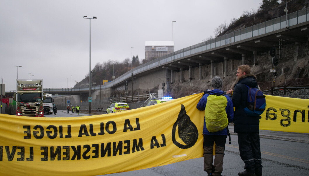 Mandag stengte aksjonister fra Extinction Rebellion Norge for transporten ut av Sjursøya oljeterminal. Mandag stengte aksjonister fra Extinction Rebellion Norge for transporten ut av Sjursøya oljeterminal.