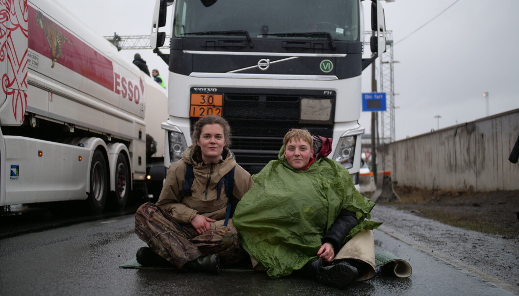 Trafikken til og fra Sjursøya ble blokkert av aktivistene fra Extinction Rebellion. Trafikken til og fra Sjursøya ble blokkert av aktivistene fra Extinction Rebellion.