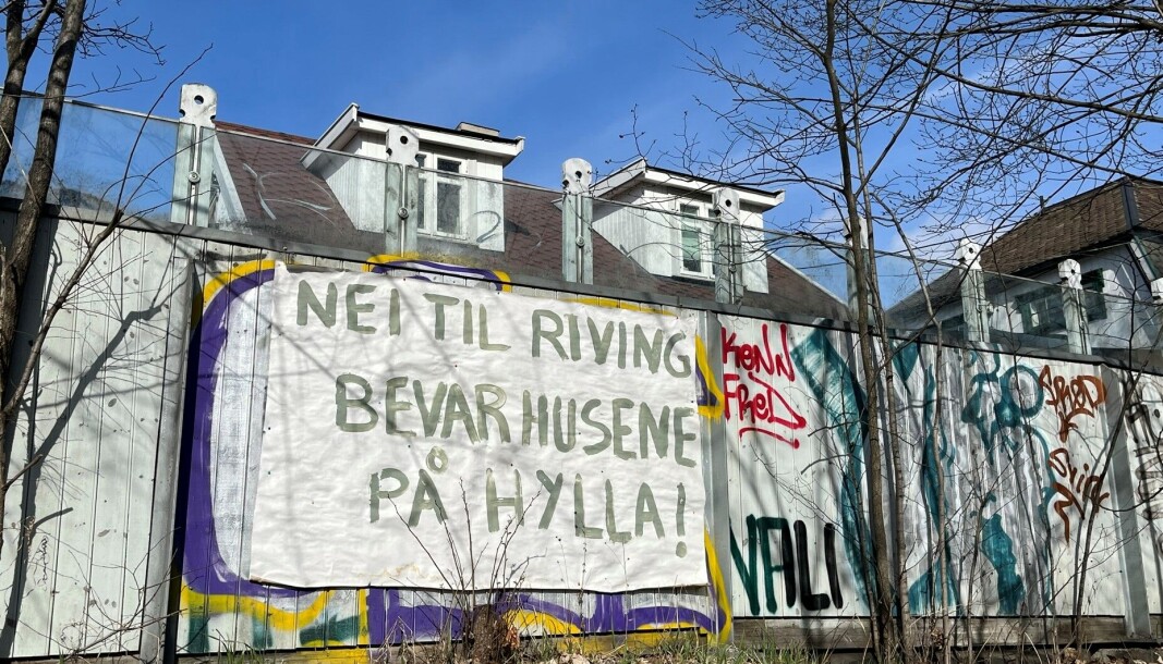 --Vi vil jobbe for å finne alternative løsninger for å utvide jernbanekapasiteten uten å rive Hylla, sier Ørn Terje Foss og Mirjam B. Abrahamsen fra aksjonsgruppa --Vi vil jobbe for å finne alternative løsninger for å utvide jernbanekapasiteten uten å rive Hylla, sier Ørn Terje Foss og Mirjam B. Abrahamsen fra aksjonsgruppa