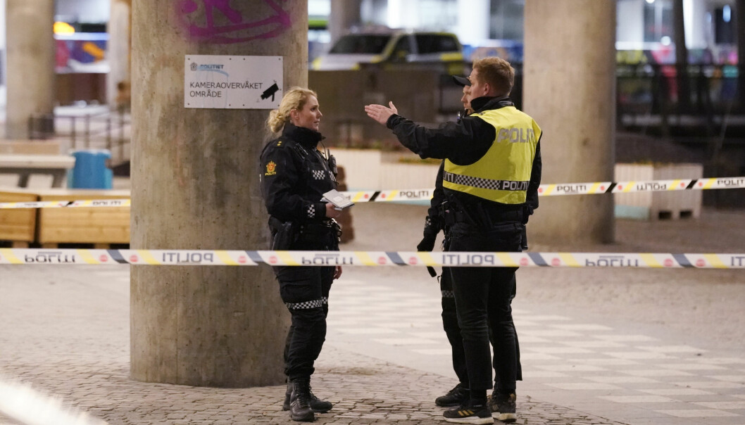 Politiet lette mandag kveld etter gjerningspersonen etter en voldshendelse på Grønland. En mann fikk stikkskader og ble kjørt til sykehus med ukjent skadeomfang.