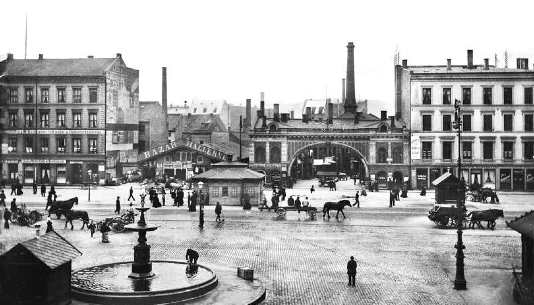 På 1880-tallet skapte basarhaller et yrende liv på Youngstorget. På 1880-tallet skapte basarhaller et yrende liv på Youngstorget.