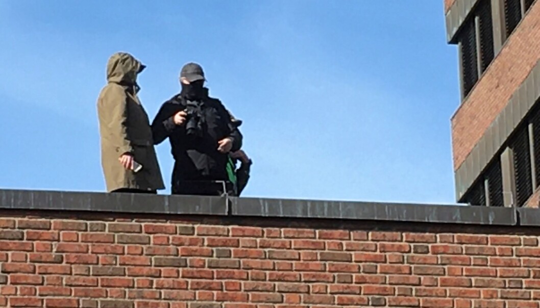 Her står politiet på taket ved Tøyen torg og tar bilder under demonstrasjonen mot SIAN nylig. Her står politiet på taket ved Tøyen torg og tar bilder under demonstrasjonen mot SIAN nylig.