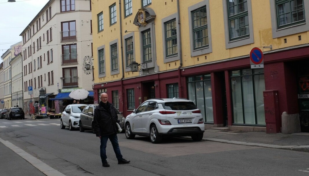 Per Østvold, leder Korsgata borettslag, foran Markveien 57, hvor det er planlagt restaurant i andre etasje. — Beboere er redde for at restaurantgjester skal trekke ut i gata eller mot bakgården med støyende oppførsel.