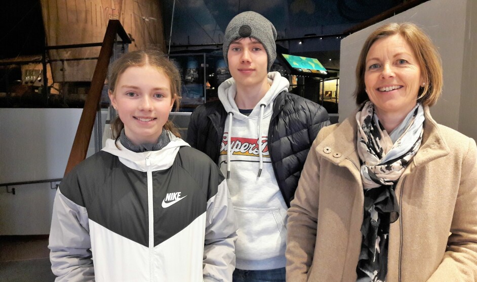 Veldig godt fornøyde med opplevelsen med VR-billene fortsetter Audhild Linde Røed (til høyre) og barna Mathilde (12) og Oskar (15) videre inn i Kon-Tiki Museet for å lære mer.