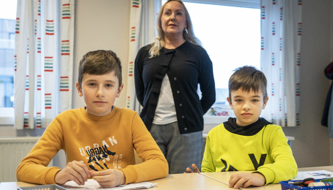 Ni år gamle Kostja og Misha er flyktninger fra Ukraina og har akkurat begynt på skolen.