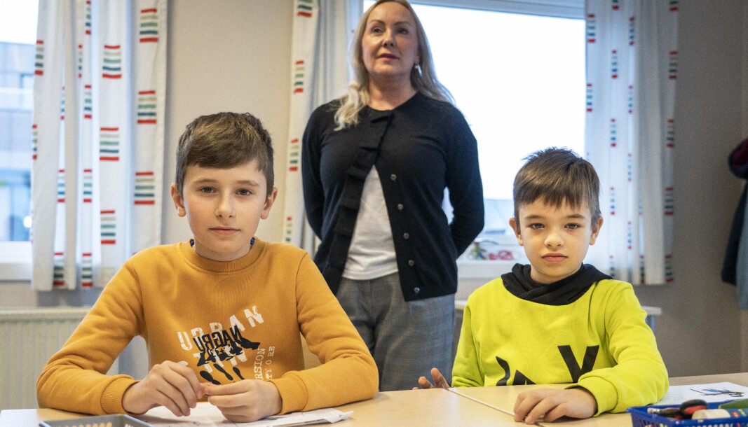 Ni år gamle Kostja og Misha er flyktninger fra Ukraina og har akkurat begynt på skolen. Ni år gamle Kostja og Misha er flyktninger fra Ukraina og har akkurat begynt på skolen.