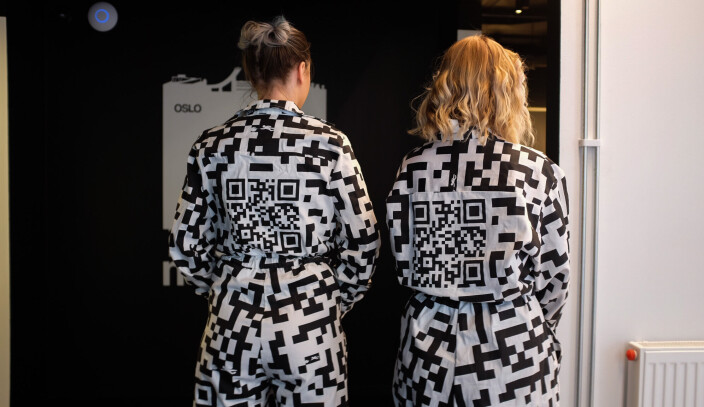 Vertene går rundt med QR-koder på seg. Vertene går rundt med QR-koder på seg.