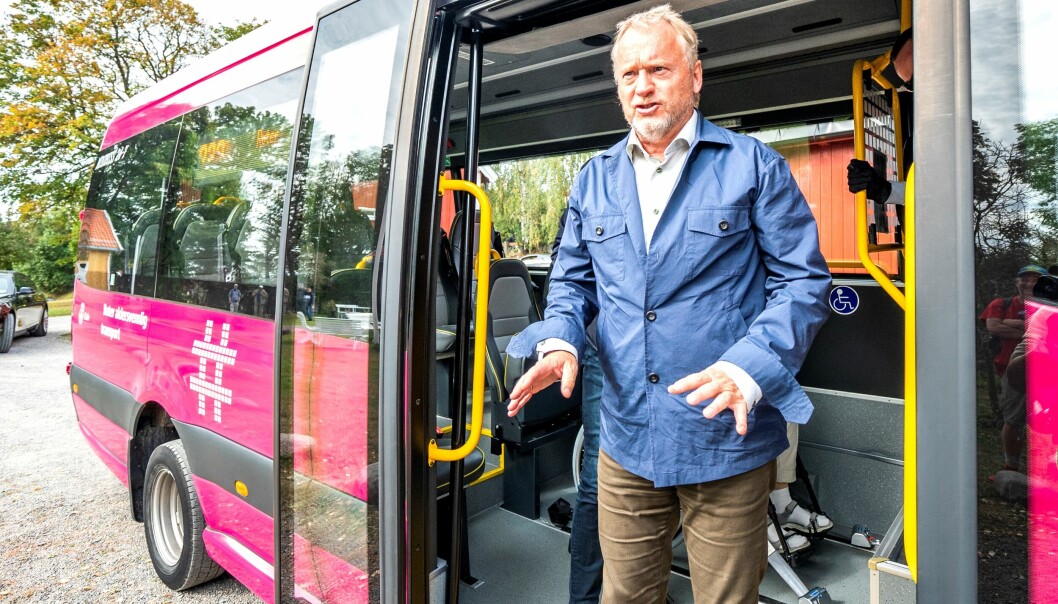 Bydel Frogner ønsker å bli en del av ordningen med de rosa bussene for eldre fra 2023. Her besøker byrådsleder Raymond Johansen tilbudet i bydel Alna i valgkampen i 2019.