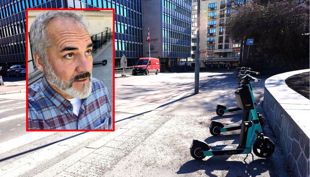 Stein Leikanger reagerer kraftig på at elsparkesyklene står parkert på denne måten og dekker halve fortauet i Wergelandsveien, ved Slottsparken. Stein Leikanger reagerer kraftig på at elsparkesyklene står parkert på denne måten og dekker halve fortauet i Wergelandsveien, ved Slottsparken.