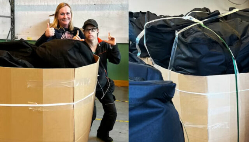 Fossheim-ansatte Cecilie og Joakim poserer ved paller med velkomstbagger som skal sendes til hele landet.