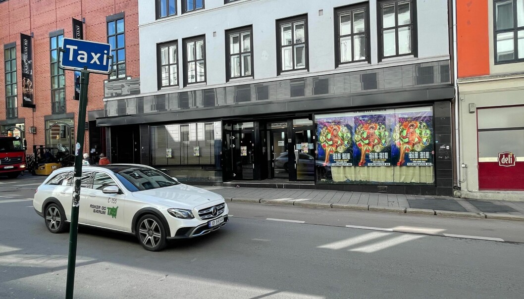 Utenfor Elsker strekker køen seg forbi Deli og rundt hjørnet fra Kristian IVs gate på travle kvelder. Utenfor Elsker strekker køen seg forbi Deli og rundt hjørnet fra Kristian IVs gate på travle kvelder.